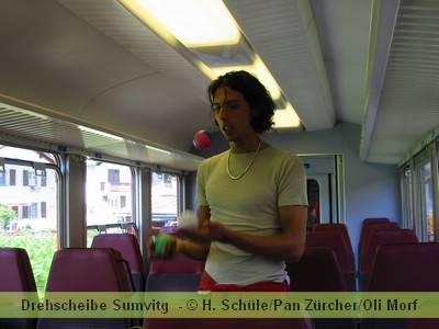 Jongleur im Zug ...