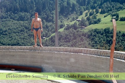 Hans Herren, Berner Langstreckenschwimmer, inspiziert den Pool