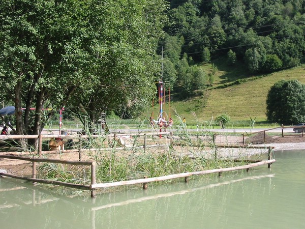 Badesee + Spielplatz (ca. 800 Meter, am Rhein)